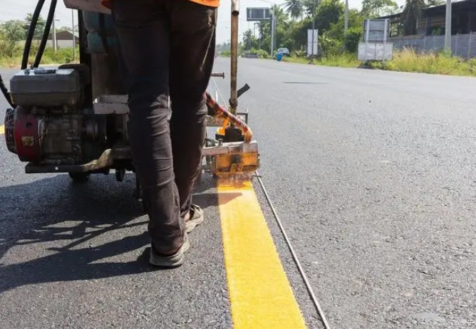 道路熱熔標(biāo)線施工在春、夏兩季施工分別應(yīng)注意哪些事項(xiàng)？