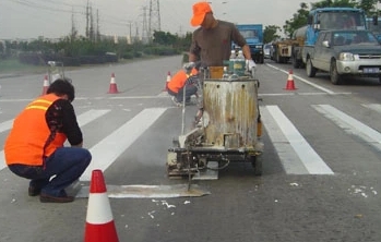 道路中間三種顏色標(biāo)線：白色、黃色和藍(lán)色 各有什么左右