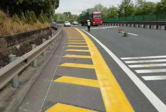 十堰恐龍化工創(chuàng)新驅(qū)動，引領(lǐng)道路標(biāo)線漆生產(chǎn)新高度